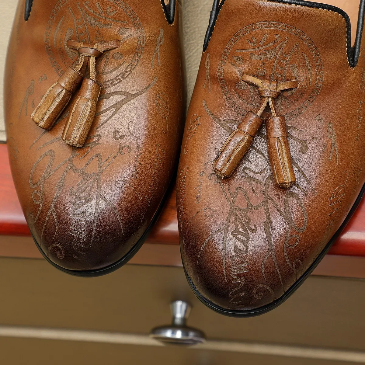 Men's shoes 💰560 💰 Louis Vuitton LV ® Autumn and Winter 🆕 models 🔛Full shoe counter First layer cowhide, 🐂Leather lined casual shoes for men, super soft outsole, a must-have for driving. Counter synchronization Original first layer cowhide Completely 1:1 mold customization 🌹Top version, 2 colors available! Number: 38-45 (37.46. Customized)